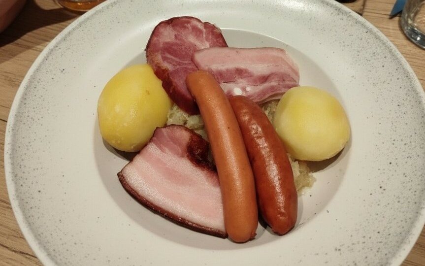 Choucroute garnie accompagnée de 5 viandes, un des incontournables de la cuisine traditionnelle alsacienne.