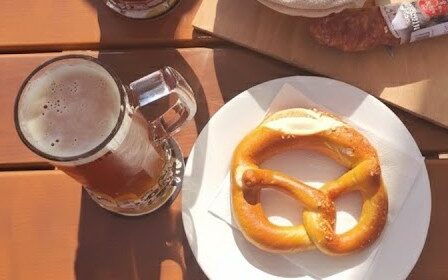 Petit apéro sur la terrasse de la brasserie Les Dominicains à Colmar, avec un bretzel alsacien et une pinte de bière artisanale.