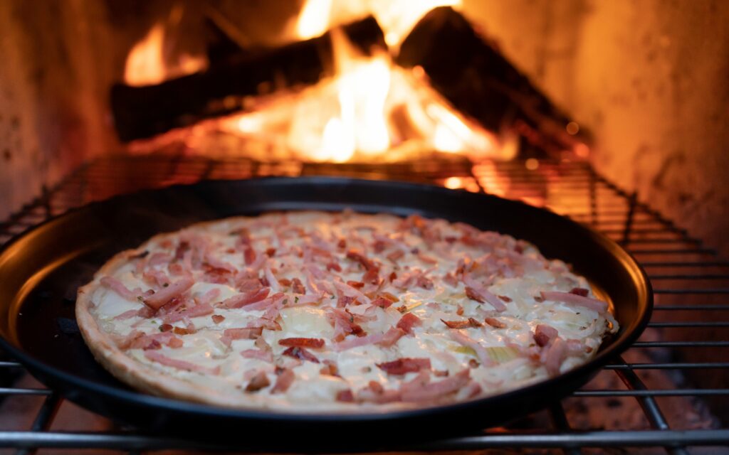 Tarte flambée maison cuite à la minute, une des grandes spécialités alsaciennes de la Brasserie Les Dominicains.