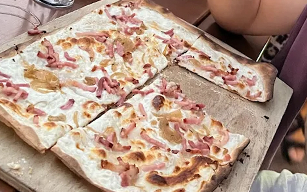 Tarte flambée maison cuite à la minute, une des grandes spécialités alsaciennes de la Brasserie Les Dominicains.